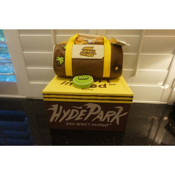 HYDE PARK TRAVEL DAY DUFFLE-CIGAR BRAND NEW IN BOX/AUTHENTIC - Picture 1 of 7